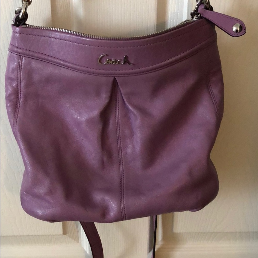 🌷PERFECT FOR SPRING🌷 lavender crossbody w/handle